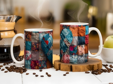 Keramiktasse mit farbenfrohem Patchwork-Design und dem Schriftzug 'I love to craft'. Perfekt für Handwerksliebhaber und als dekorative Tasse für Kaffee oder Tee.